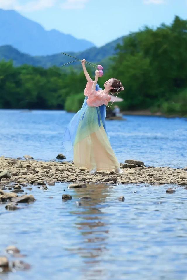 10月20日新闻联播点名！鹰潭沙湾村把森林咖啡馆玩出新花样，全攻略速存「全球学子嘉游赣 奇绝鹰潭逍遥游」