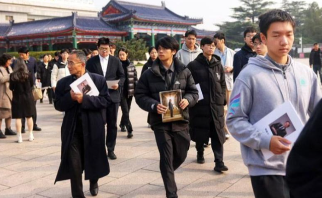 杨振宁身覆国旗，翁帆是家属代表站第一位，重量级好友也到场悼念