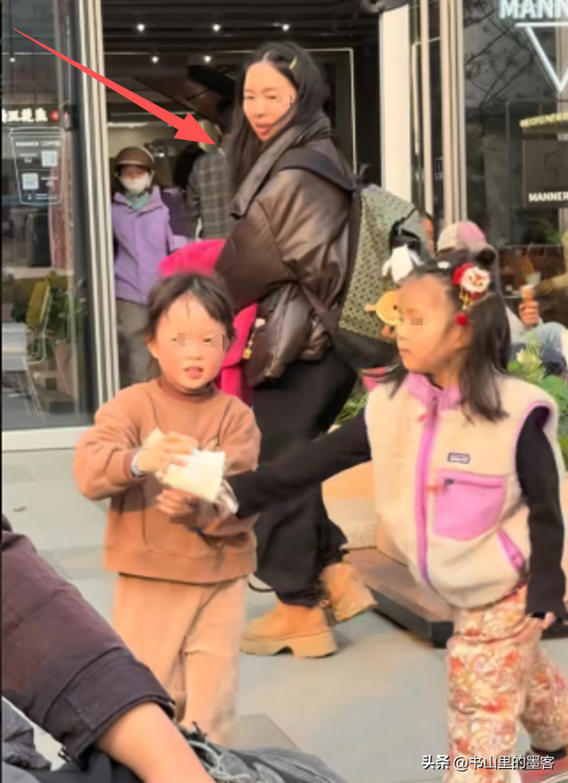 女孩打翻水杯后续：母女道歉，正脸被扒已社死，女孩状态让人担忧