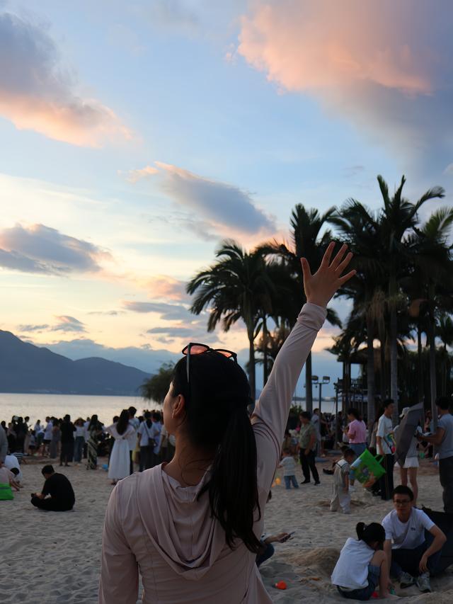 天呐！这片沙滩日落美到犯规，人群里藏着谁的浪漫故事？