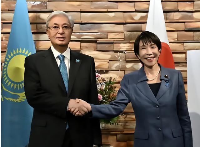 沉寂1天，高市早苗终于签字，日本砸9万亿反华，解放军动作更大