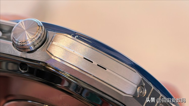 HUAWEI Watch Ultimate 2 支持 150 米潜水及 eSIM