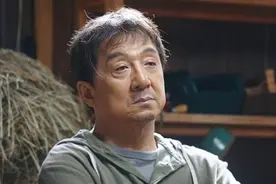 71岁成龙美国近况曝光！与美女徒弟亲密合影，网友：比待亲生女好图片