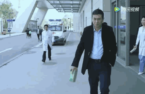 钱再多有什么用！55岁张嘉译现状曝光！病情严重到连走路都站不直