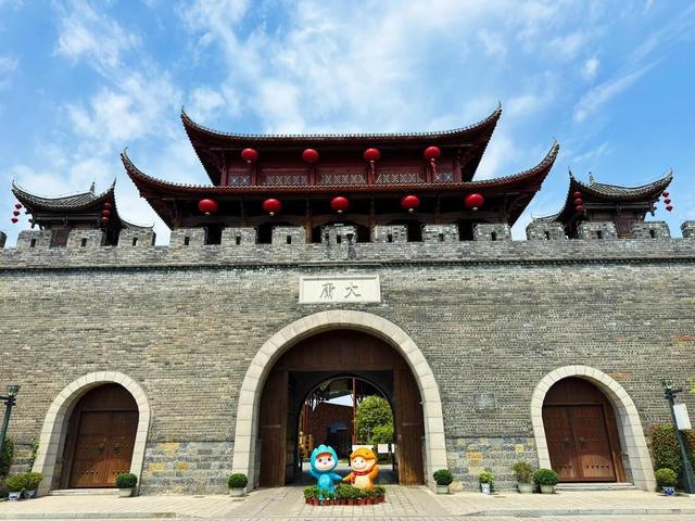 文旅项目陷“倒闭潮”，花20亿打造的古城，游客不买账亏损超10亿