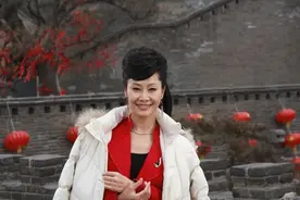 于文华：再婚后坚持不要孩子，和丈夫一起把前夫的女儿养大图片