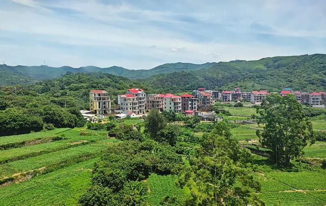 福建省的田园风光竟然如此之美，色彩鲜艳的民居过目难忘