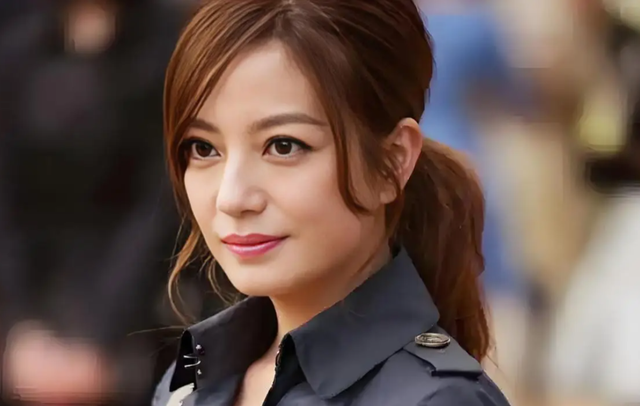 翻身无望！49岁赵薇再曝近况，胃癌传闻真相大白，脸垮皮松人憔悴