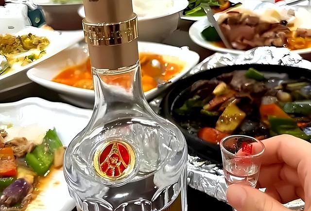太丢人了，北京一大爷参加酒席，随礼200，竟连喝带拿6瓶五粮液