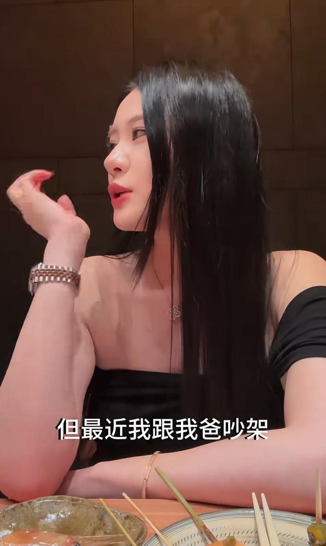 范志毅爱女晒27岁生日照，戴二十万卡地亚办宴，和马镇亲热很般配