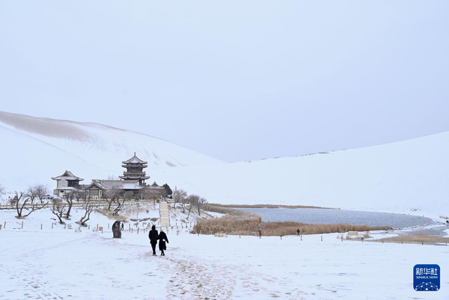 【中央媒体看酒泉】甘肃酒泉敦煌：雪润鸣沙 月泉如画