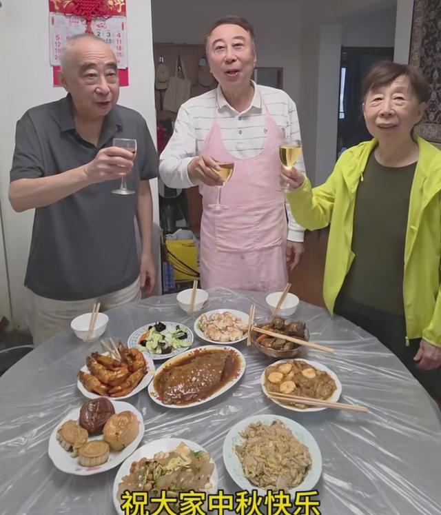 67岁冯巩去哥哥家过中秋，一句话说的直戳人心窝，让人想抹眼泪