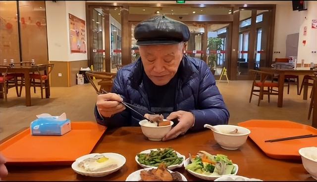 90岁牛犇近况曝光，做饭环境脏乱差，用塑料瓶保温菜、拖把当拐杖