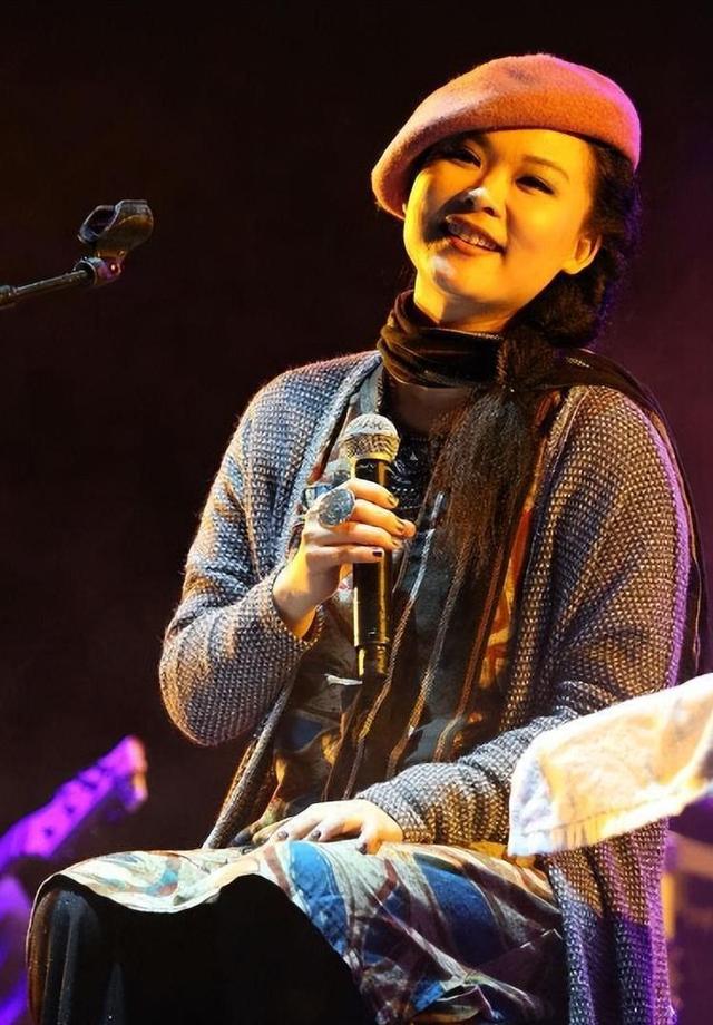 凭借一首歌与王菲齐名，却被俩渣男折磨成精神病，今51岁无人识