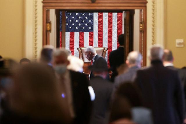 战略收缩是谎言？特朗普削减军费未果，军工复合体一招让他低头！