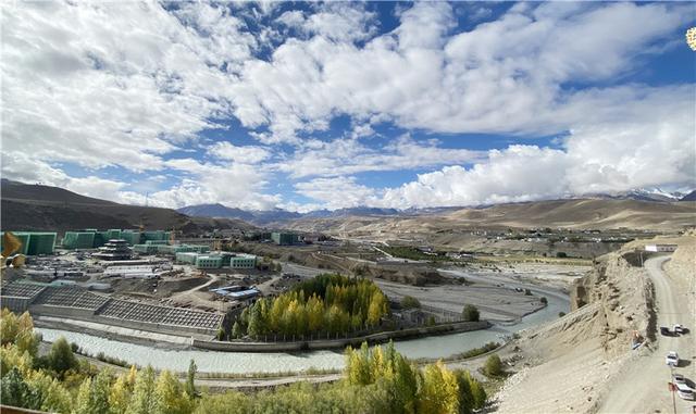 缺氧环境连呼吸都痛，这里生意却红火，这座边陲小镇藏着什么？