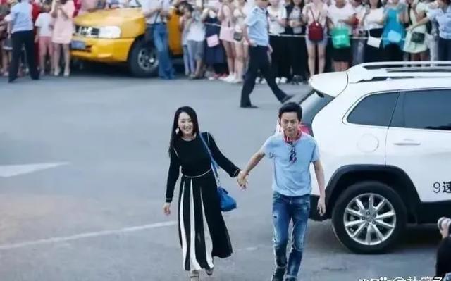 何炅和杨钰莹街头牵手 画面温馨 何炅年事已高 杨钰莹依然美丽动人