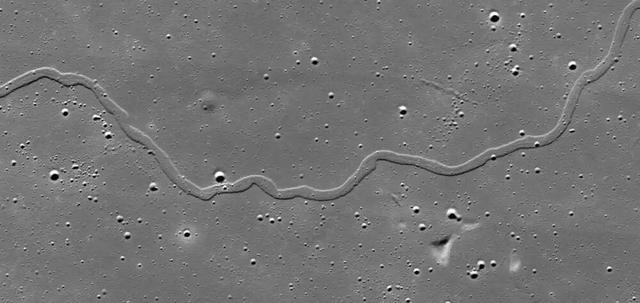 月球下藏着人类新家园，机器人测试成功	，太空移民迈出关键一步