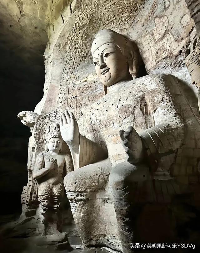 史可和儿子参观山西大同云冈石窟，史可的儿子超级好看又特别帅