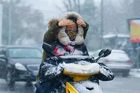 扯着电瓶车不放的妈妈的哭声，应该被听到，说说电动自行车新规图片