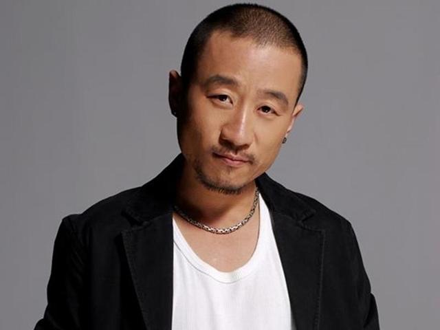79岁李保田现状：定居山东衰老明显，儿子李彧太像父亲的“翻版”