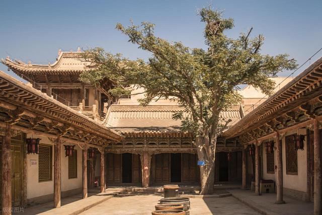 甘肃沙漠发现80年神秘大院，至今保存完好，究竟是何人所建？