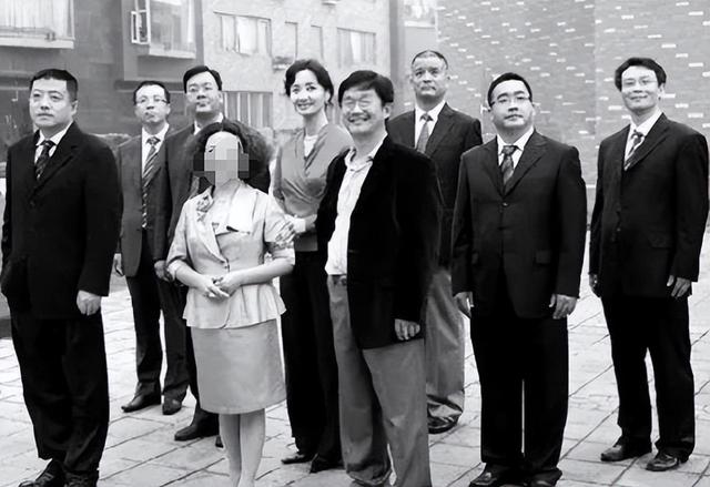 又揪出来一个巨贪，金额高达9.7亿	，首富夫人郝斌跨境逃亡失败了