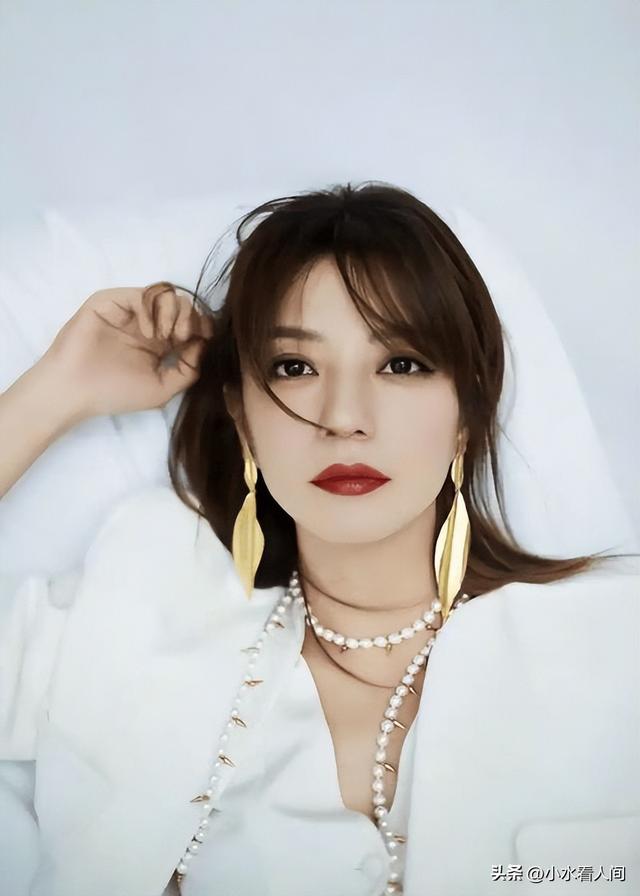 封杀四年，49岁赵薇近况再曝，面相仪态都变了，胃癌传闻真相大白