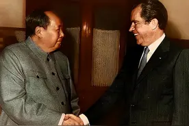 1972年，毛主席正和尼克松谈话，突然，他发现美方有人在偷偷录音图片