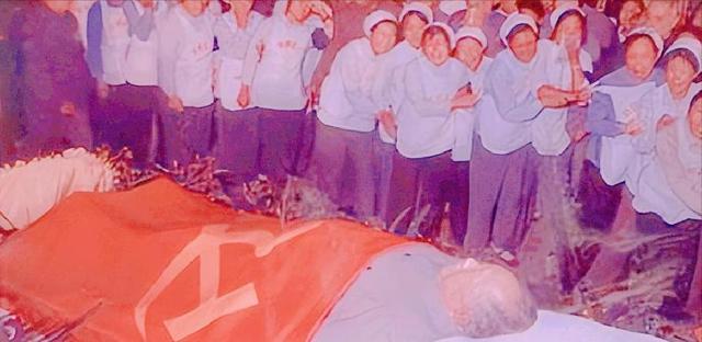 华国锋为毛主席守灵时，借口先行离开，随后拨通了一人的电话！