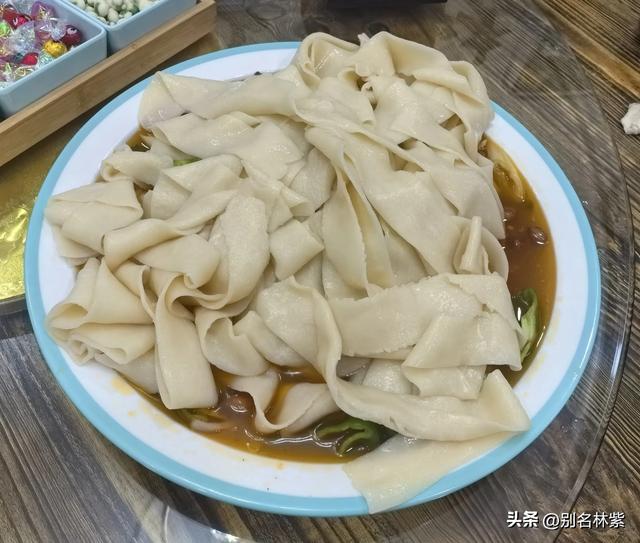 内蒙出发新疆，往返22天，5个人吃饭花4687元，网友问每天吃糠吗