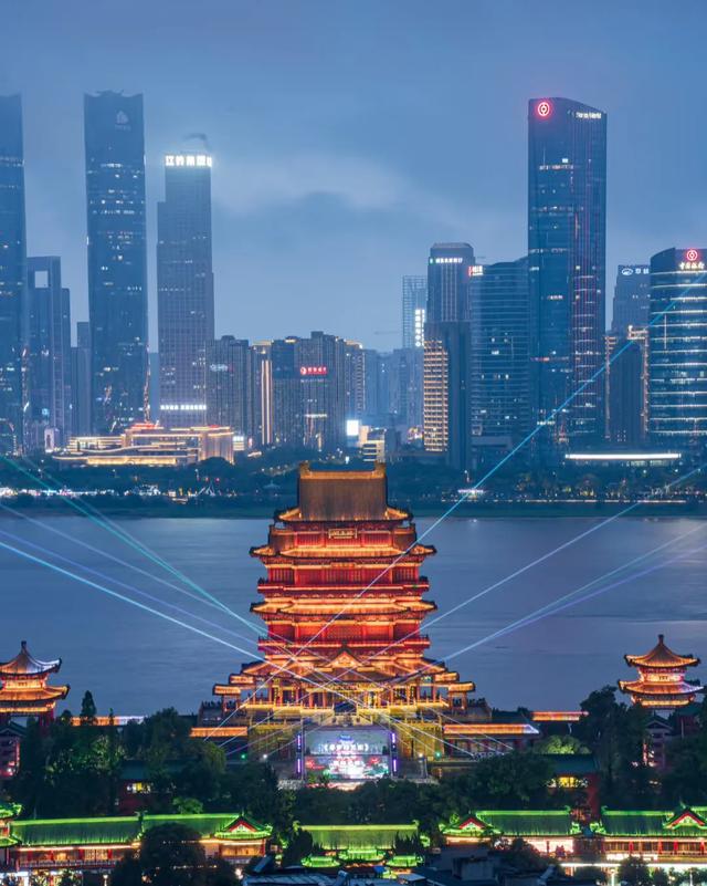 江西南昌有南昌港通江达海，赣江边有滕王阁，当地饮食爱吃辣椒