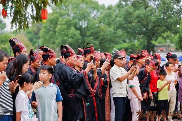 国庆中秋长假首日“炸”场！龙门古镇逛到腿软停不下来，美食吃到扶墙走！