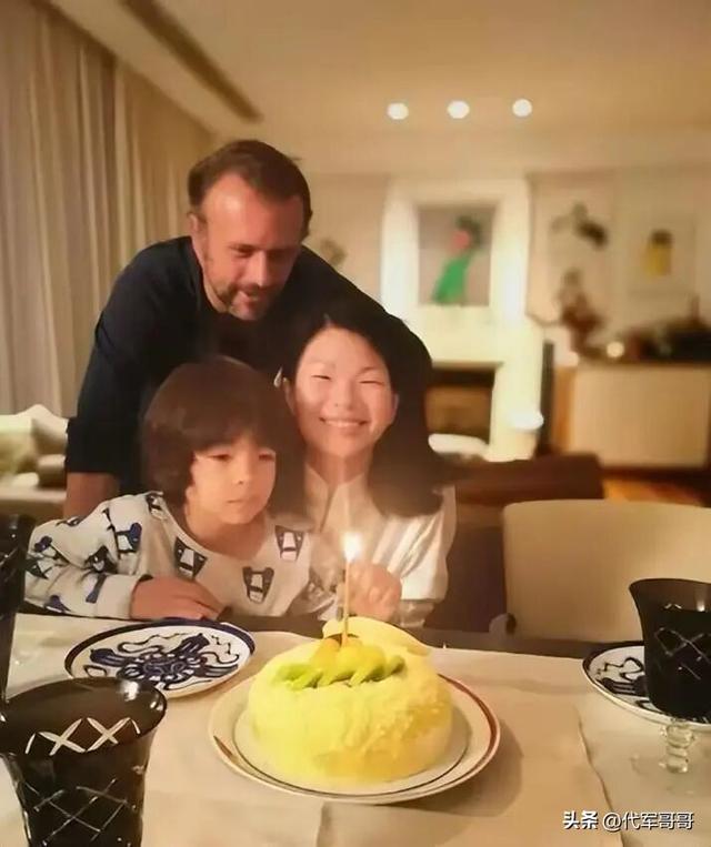 她被群嘲是“第一丑模”，嫁给大20岁老外，如今43岁怎样了？