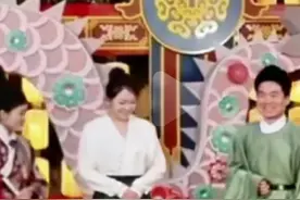 笑死！董宇辉跟模特合影一味躲闪！网友：舅舅看完旗袍秀还没开窍图片