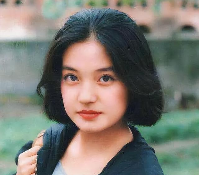 49岁赵薇近照曝光，事业婚姻全失败，15岁的女儿和她长得不一样