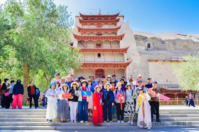 中国八方旅游联合体首趟青甘旅游大型专列抵达敦煌