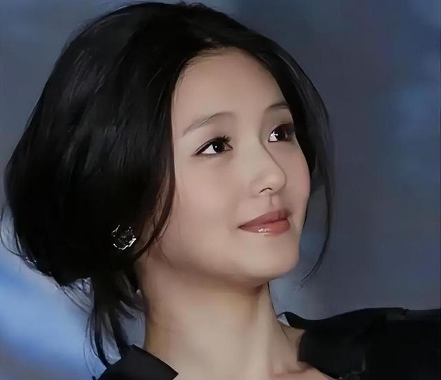 2025女性生存图鉴：被看见后被撕碎，她们正在夺回叙事权路上狂奔