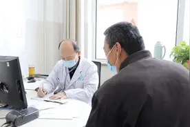 突然食物噎住，千万别再拍背、喝水了！医生教你正确的处理方法图片