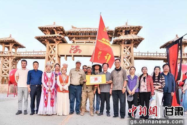 东天山来的骆驼队秋游敦煌