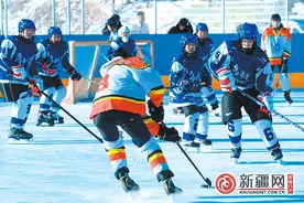 乌鲁木齐县：冰球少年 赛场争锋图片