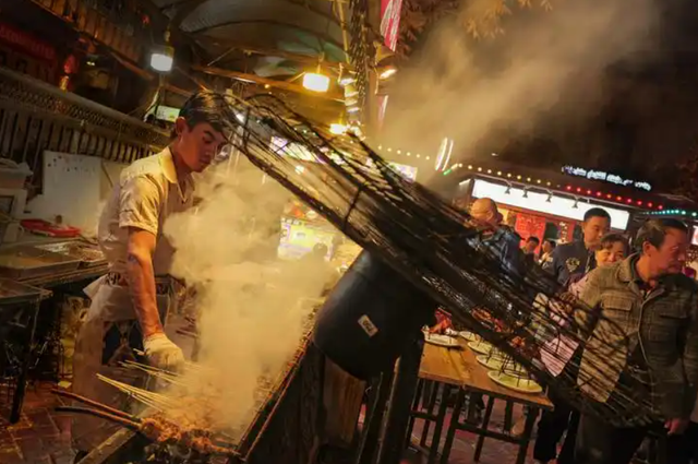 大量香港游客涌入新疆，不看景点不吃羊肉串，跑这么远是想啥？