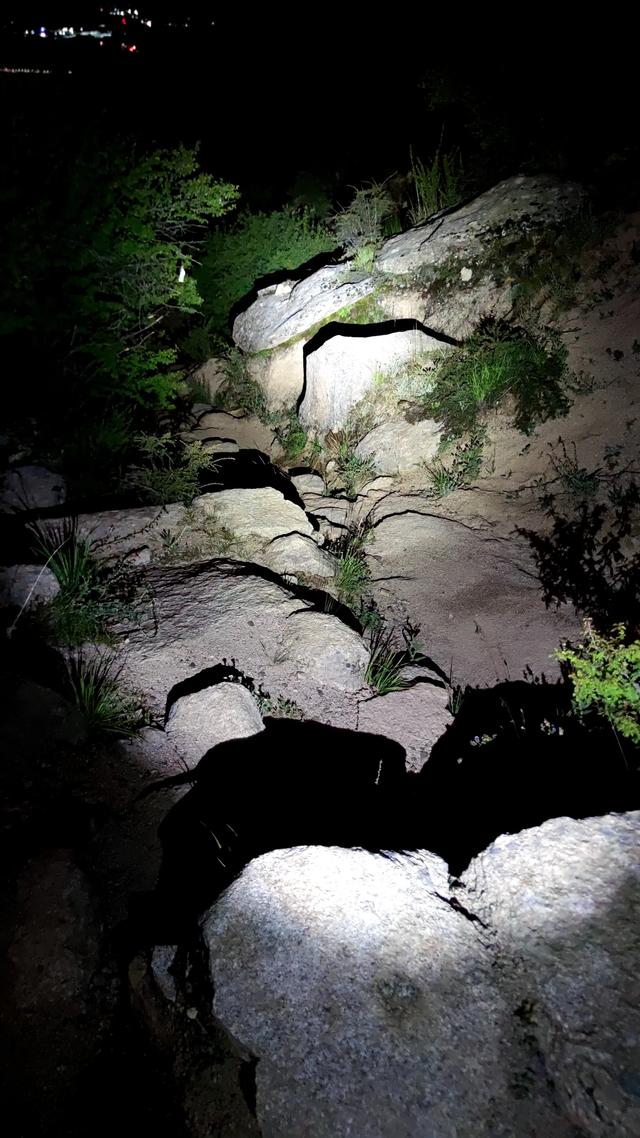 爬拉萨哲蚌寺后山，从海拔3600米到山顶5300米，上下20公里