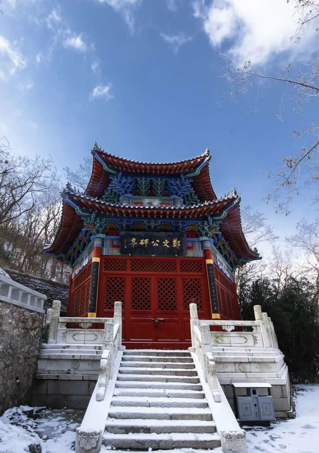 在山东这个“神仙小城”，远离人潮，过几天山海相依、文墨飘香的日子