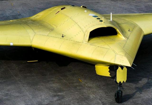 彩虹7无人机成功首飞，外形十分科幻，堪称迷你版轰20