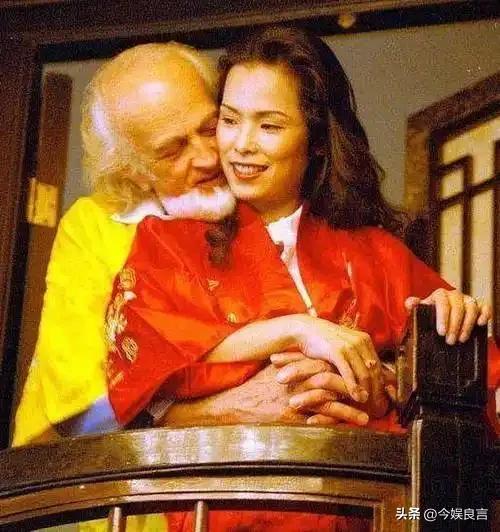 62岁韦唯现状：脊柱断裂已恢复，前夫已死，三个混血儿子回国相伴