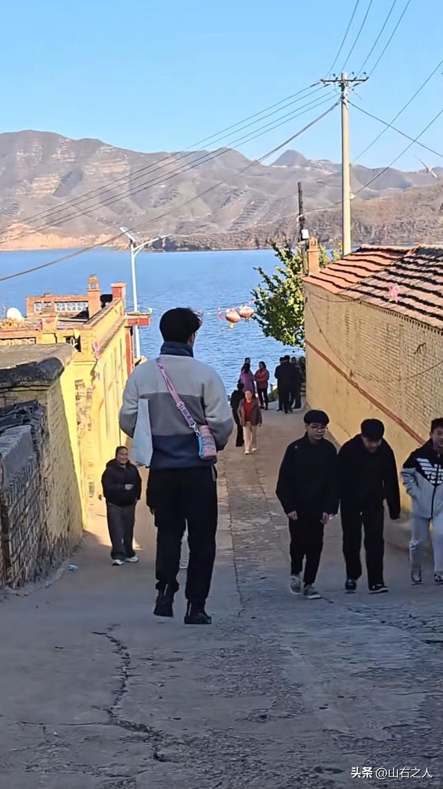 交城文峪河畔惊现“滨海盛景”，南堡村一夜爆红引万人打卡！