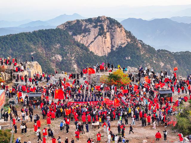 岱顶红旗映朝阳 万名游客共此时