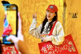 郑州蛇年新春消费市场热潮涌动图片