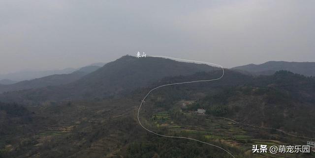 大别山现奇妙格局，内外层次分明，前方山峰成天然点缀